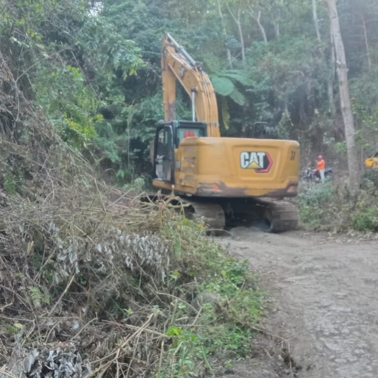 Excavator Terus Beroperasi Dukung Pengerjaan Jalan TMMD di Pattuku