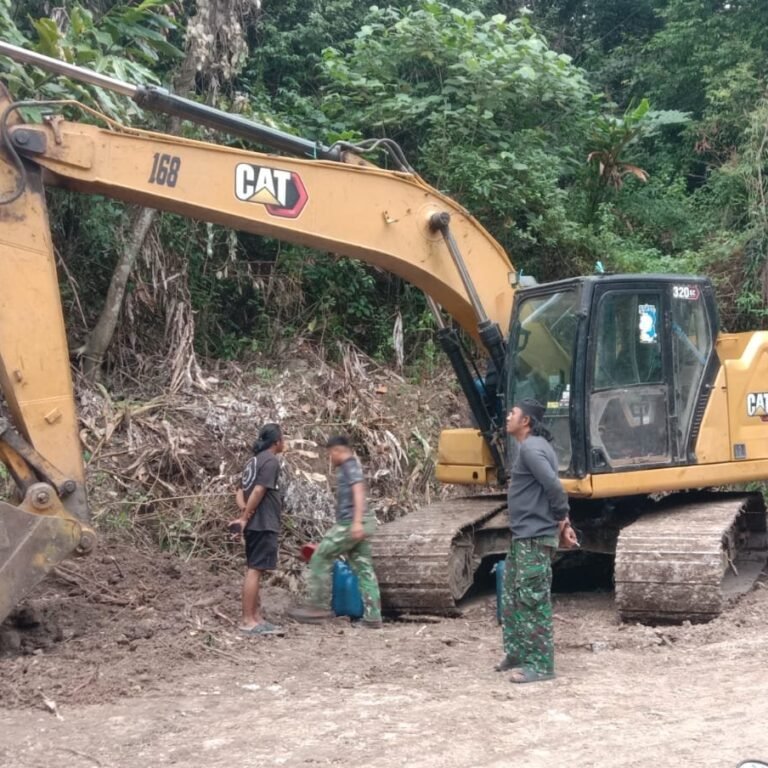 Peningkatan Jalan Pattuku Dimaksimalkan dengan Excavator dalam TMMD ke-129