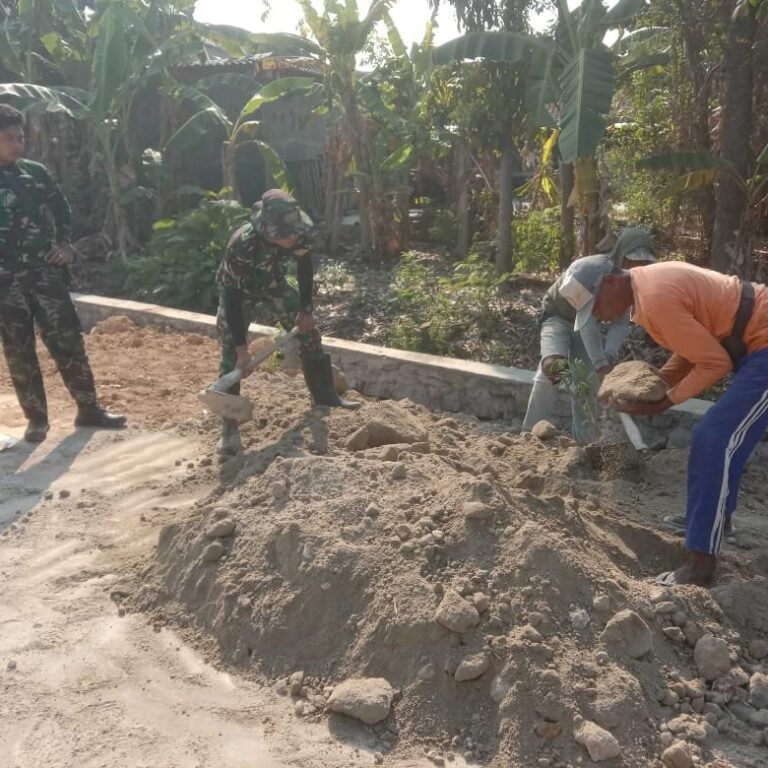 Pasir dan Batu Disusun Warga untuk Perkuat Tepi Jalan Beton TMMD Sukoharjo