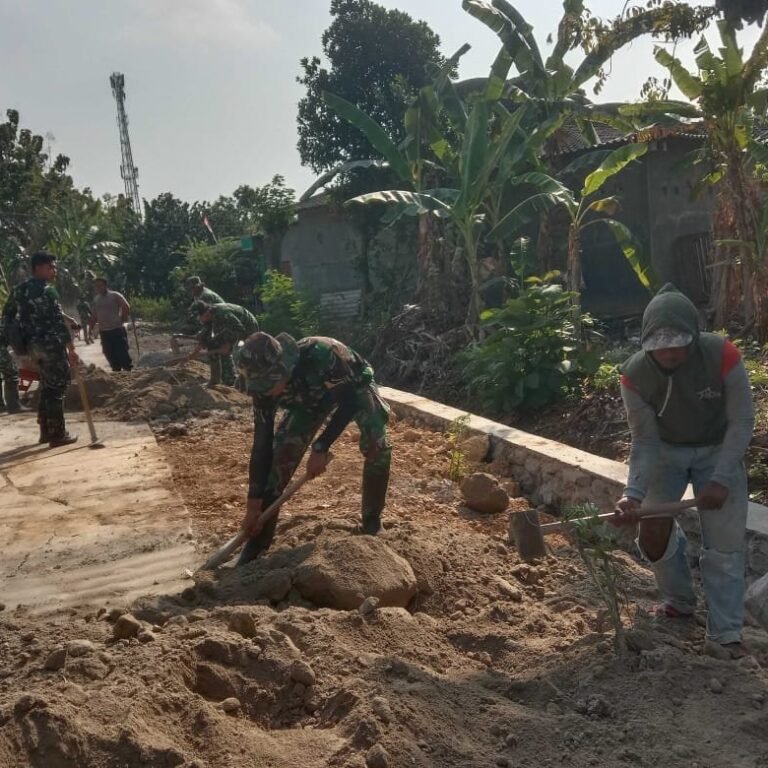 Merapatkan Pinggir Jalan: Satgas TMMD dan Warga Sukoharjo Kerjakan Berem Betonisasi