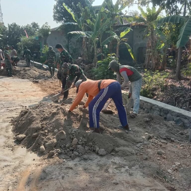 Satgas dan Warga Tata Sisi Jalan Beton di Sukoharjo Saat TMMD, Meski Panas