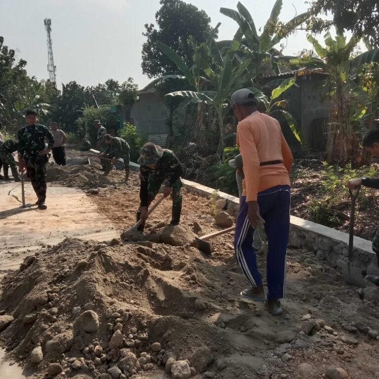 Warga dan Satgas TMMD Lanjutkan Perapihan Tepi Jalan Pasca Betonisasi di Sukoharjo