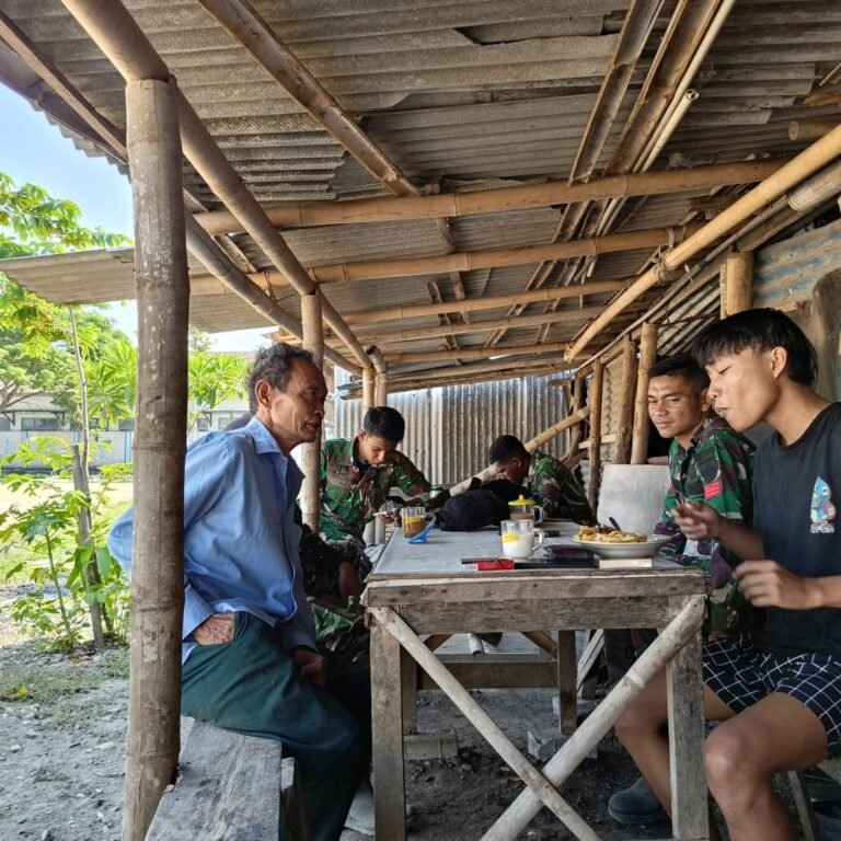 Ngobrol di Warung Bambu: Satgas TMMD dan Warga Parangjoro Bangun Kedekatan