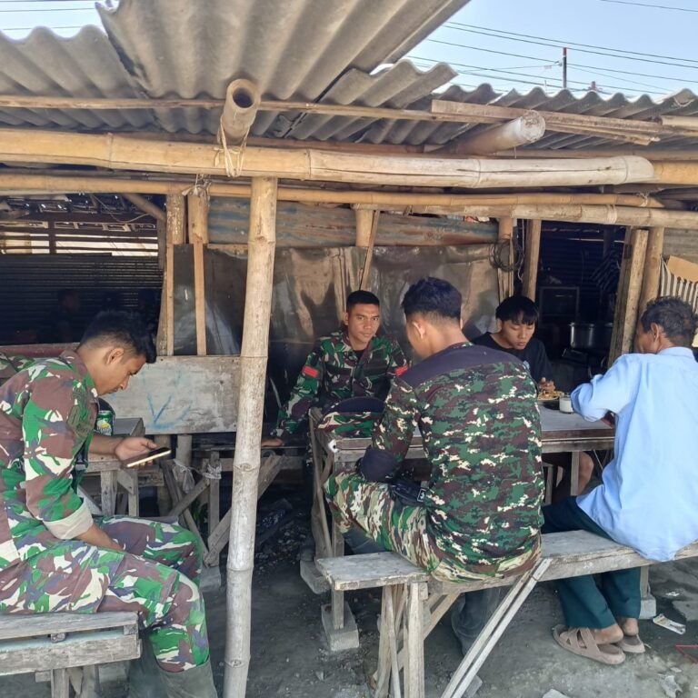Warung Bambu di Parangjoro Jadi Tempat Singgah Satgas TMMD