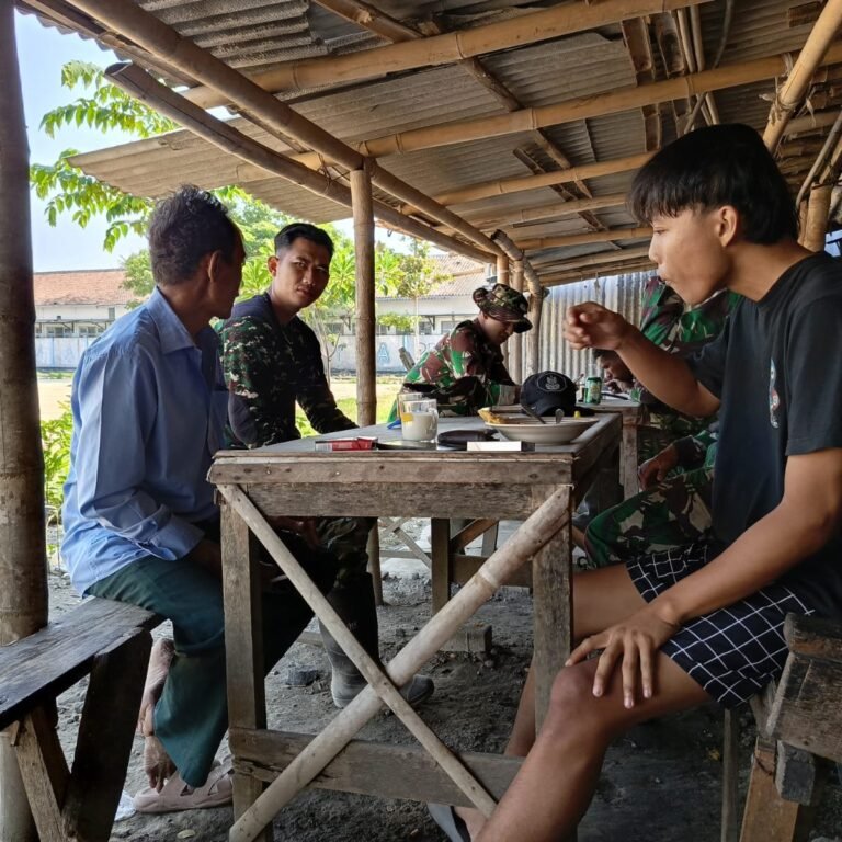 Di Meja Warung Parangjoro, Satgas TMMD Berbagi Waktu antara Tugas dan Interaksi Sosial