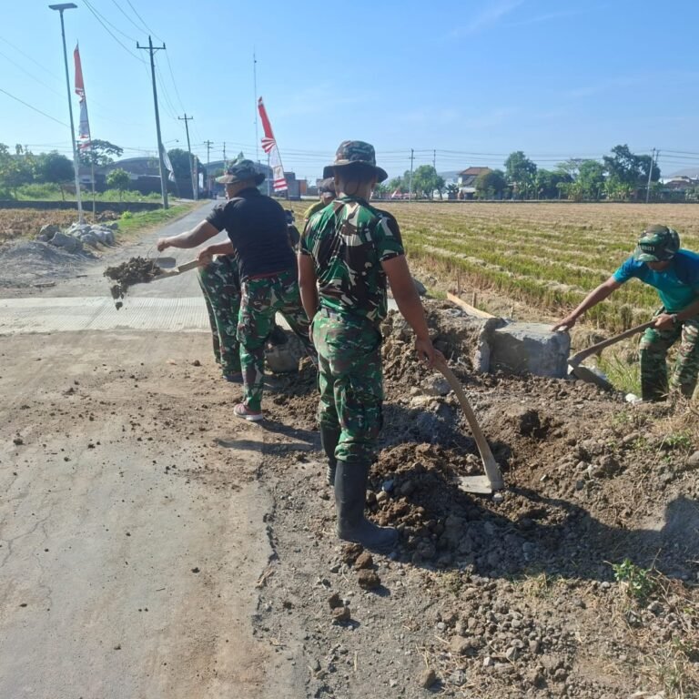 Setelah Gorong-Gorong Rampung, Satgas TMMD Rapikan Bahu Jalan di Sukoharjo