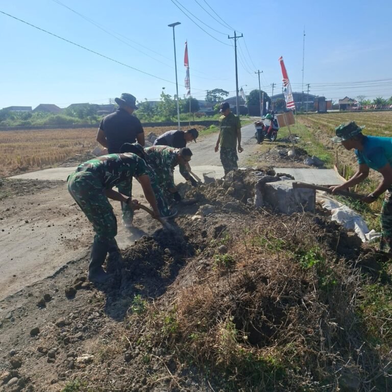 Satgas TMMD Kodim 0726/Sukoharjo Padatkan Tanah Sisi Gorong-Gorong Secara Bertahap