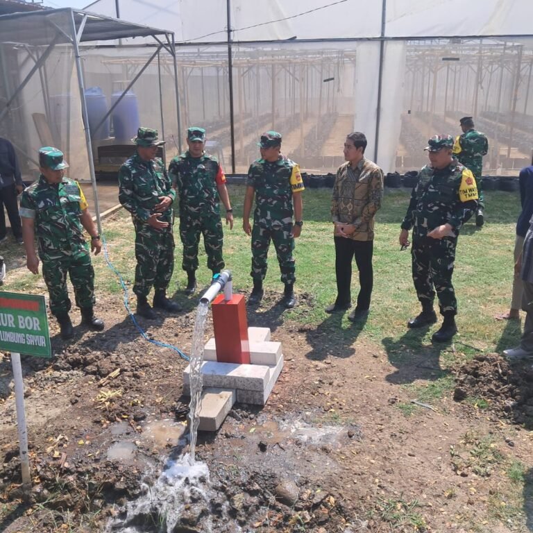 Tinjauan Kasdipenad ke Parangjoro: Sumur Bor dan Green House untuk Kebutuhan Warga
