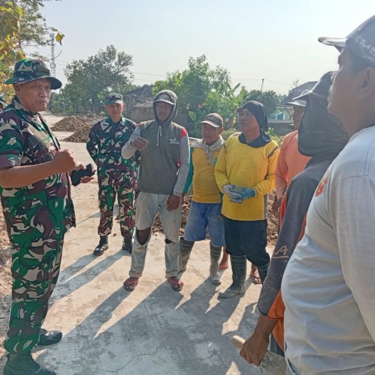 Sapaan Danramil Memantik Kembali Semangat Relawan dan Warga di TMMD Parangjoro