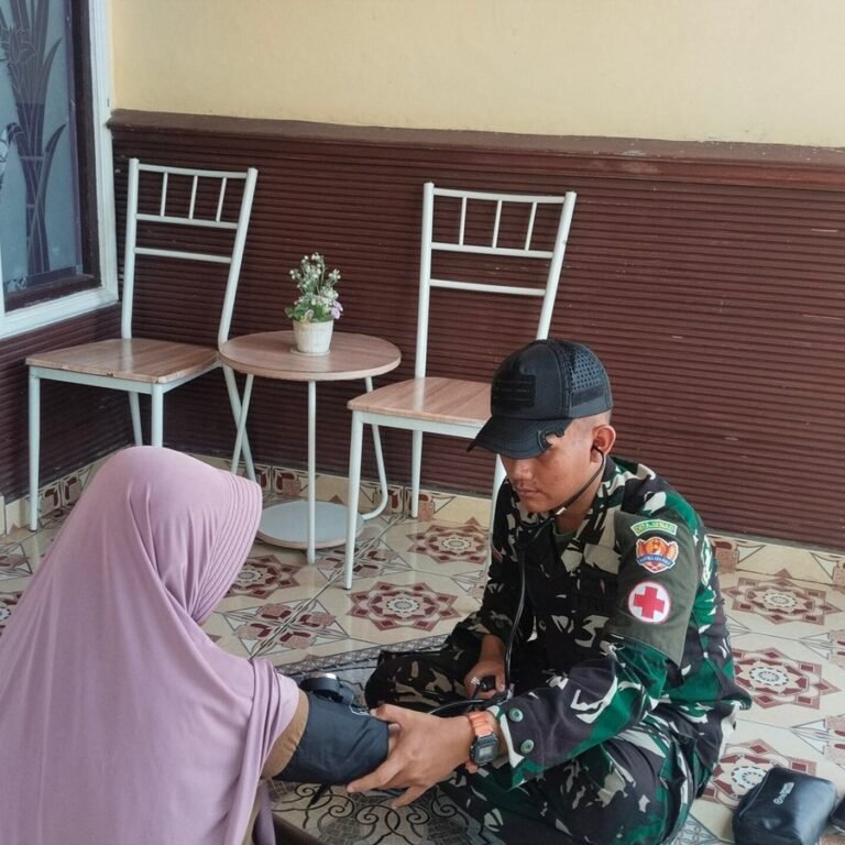 Warga Tamban Bangun Tak Perlu Menunggu, Tim Kesehatan TMMD Sediakan Pemeriksaan di Desa