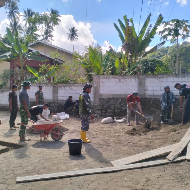 Gotong Royong Rapikan Halaman Masjid Pattuku, Satgas TMMD Turun Tangan