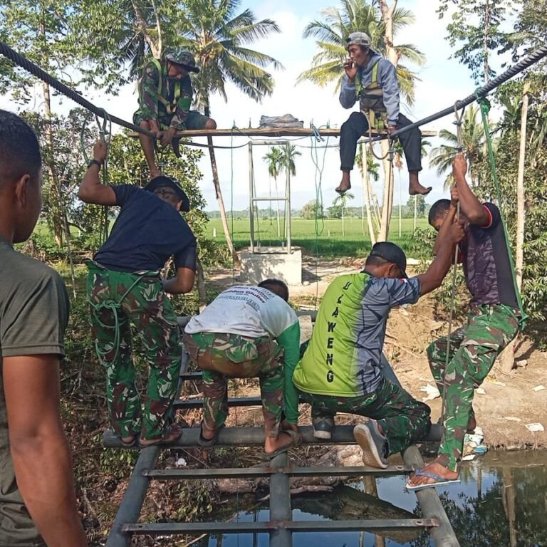 Gotong Royong Dorong Pemasangan Lantai Jembatan di Tadang Palie