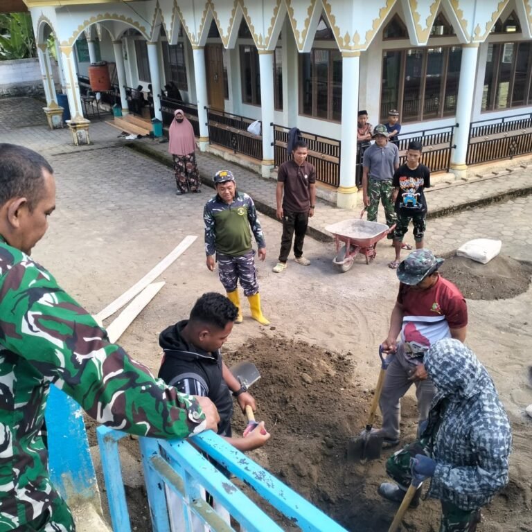 Satgas TMMD ke-129 Gotong Royong Benahi Halaman Masjid Pattuku