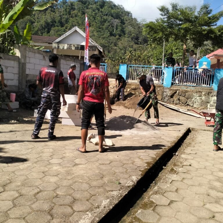 Warga Pattuku Turun Tangan Bersama Satgas TMMD Rapikan Halaman Masjid