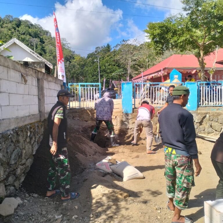 Gotong Royong Rapikan Halaman Masjid Pattuku, Lingkungan Lebih Rapi