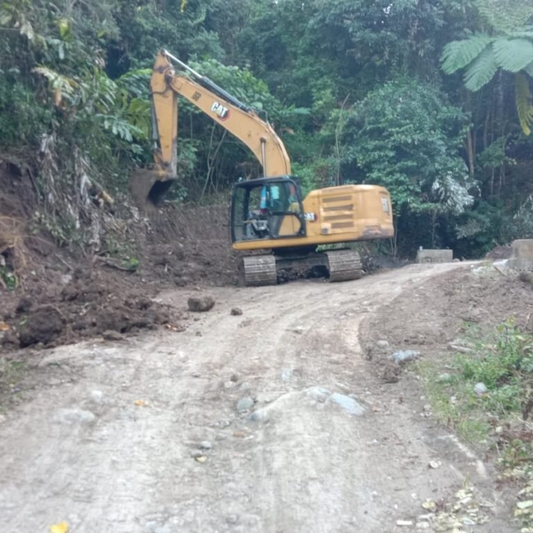 Pekerjaan Badan Jalan TMMD Pattuku Dipermudah dengan Kehadiran Excavator