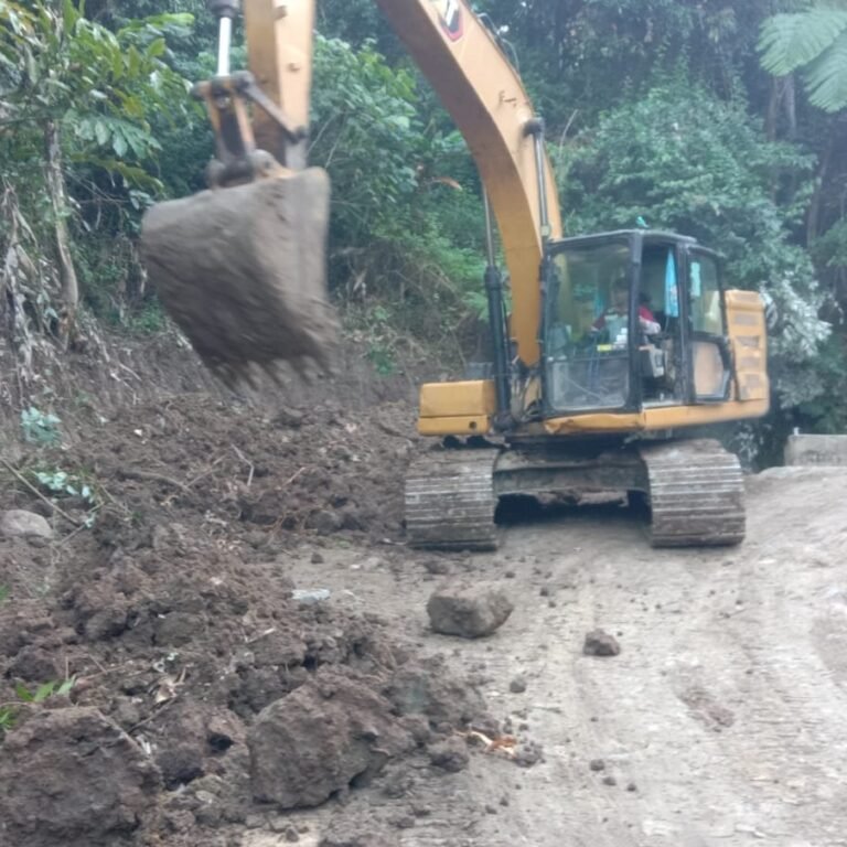 Pengerjaan Jalan Pattuku: Excavator Turun Tangan untuk Menata Permukaan yang Tidak Rata