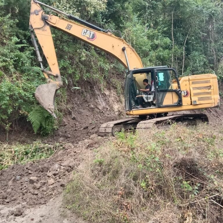 Pengerjaan Badan Jalan di Desa Pattuku Mengandalkan Excavator, Bagian dari TMMD ke-129