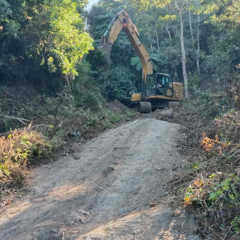 Alat Berat Beda Peran: Excavator Tata, Vibro Roller Padatkan Jalan Pattuku