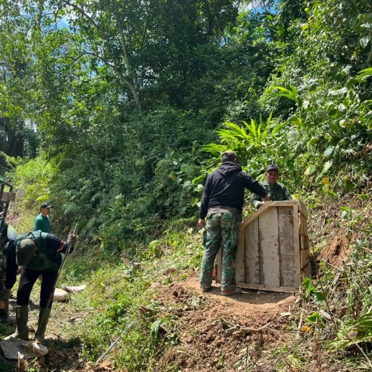 Sebuah Prasasti Dipasang Tandai Sasaran Peningkatan Jalan di Desa Pattuku