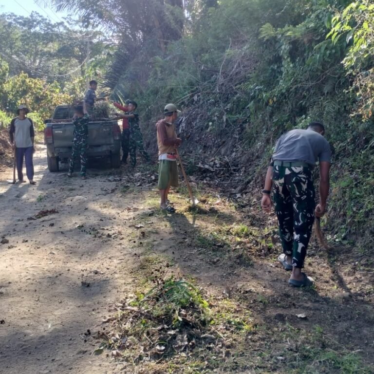 Gotong Royong Bersihkan Tepian Jalan TMMD di Kecamatan Bontocani