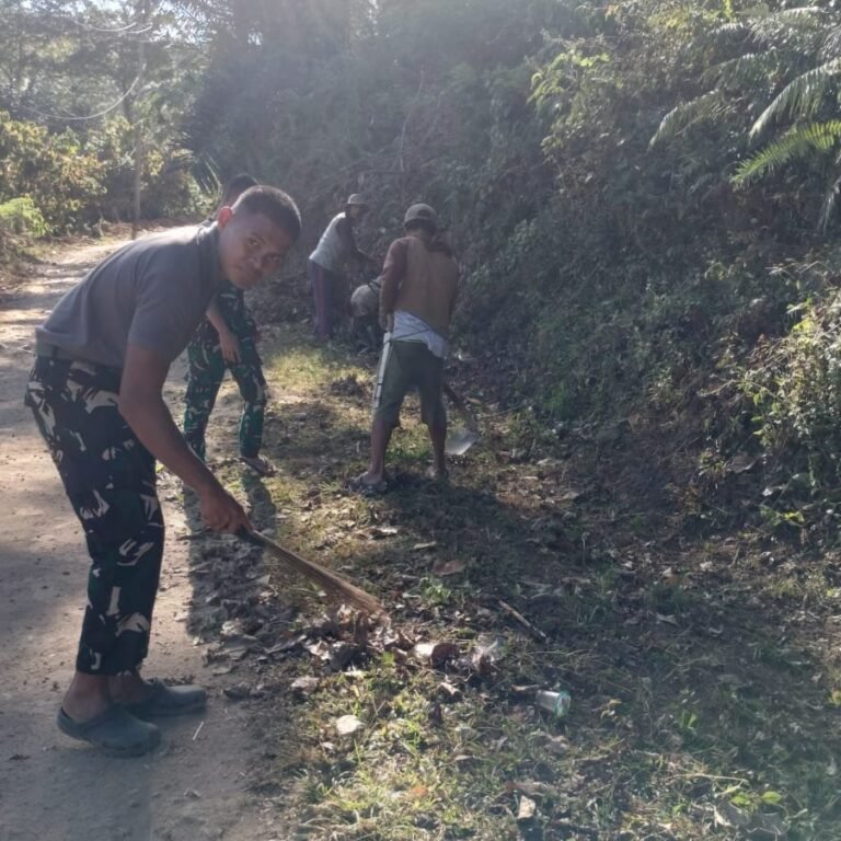 Warga dan Satgas TMMD Rapikan Tepi Jalan di Bontocani