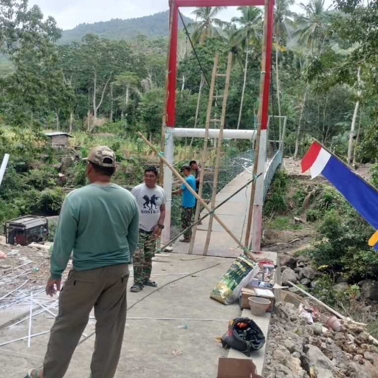 Satgas TMMD Kodim 1407/Bone Mulai Perbaikan Cat Jembatan Gantung Pattuku