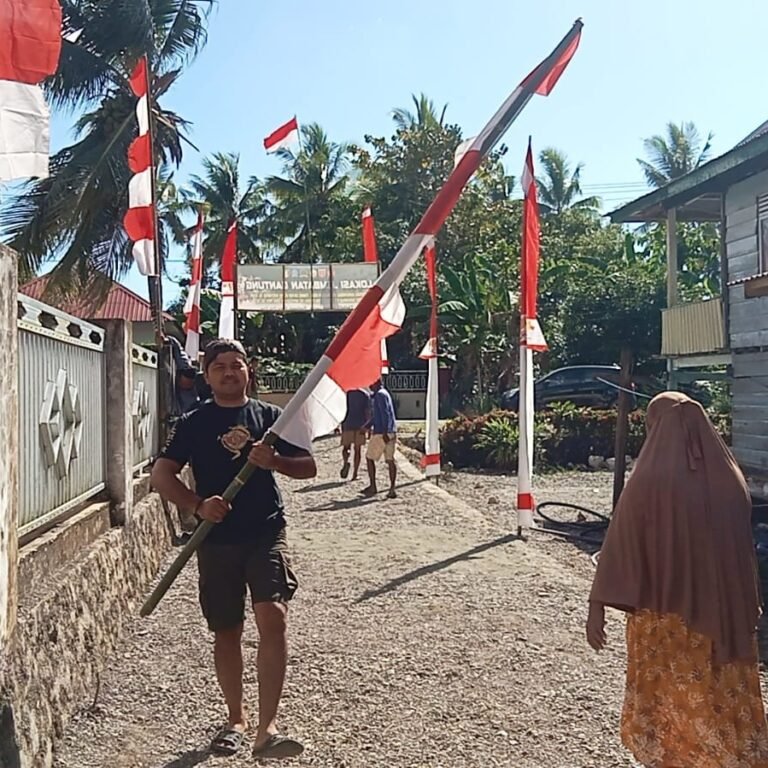 Umbul-Umbul Ditanamkan di Jembatan Gantung Tadang Palie Menyambut HUT RI
