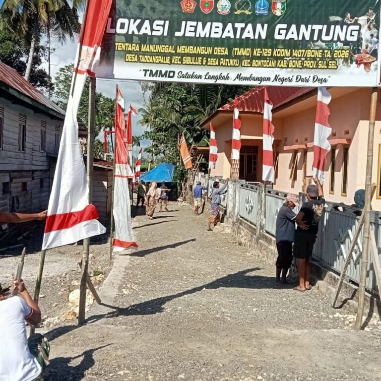 Nakhoda Pembangunan: Warga Tadang Palie dan Satgas TMMD Pasang Bendera di Lokasi Jembatan
