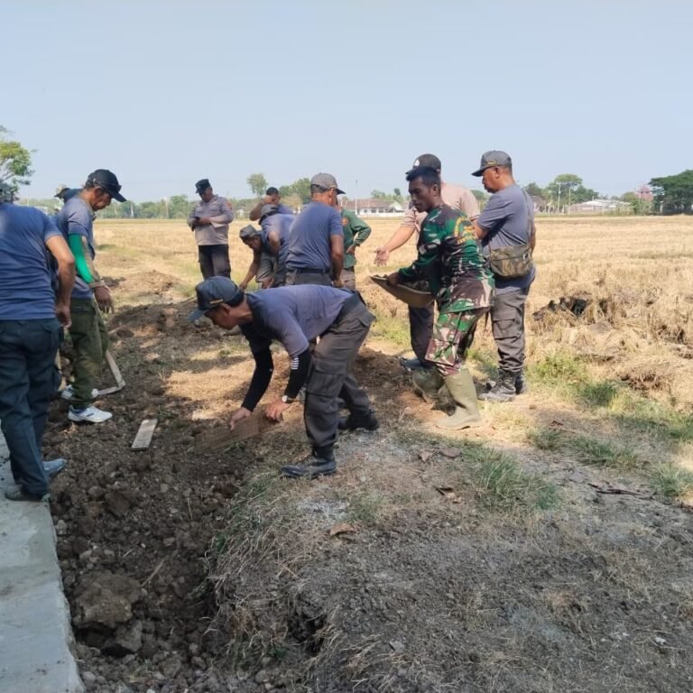 Finishing Talud Parangjoro Dikebut, Sekop dan Cangkul Jadi Andalan