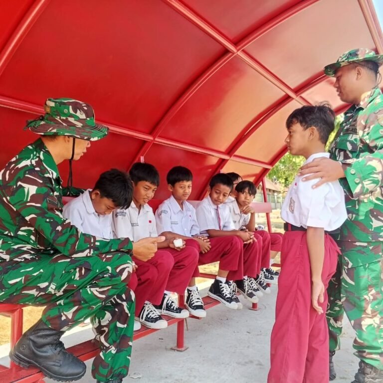 Di Tengah Pengerjaan Meratakan Tanah, Prajurit TMMD Sempatkan Pesan Pendidikan di SDN Parangjoro 2
