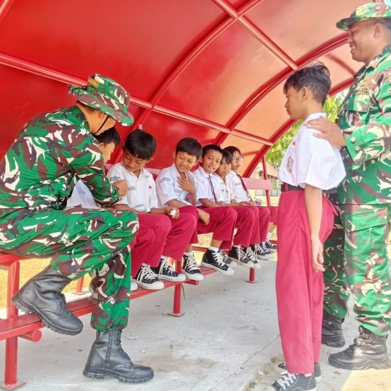 Waktu Istirahat Jadi Momen Motivasi, Anggota Satgas TMMD Ingatkan Pentingnya Sekolah