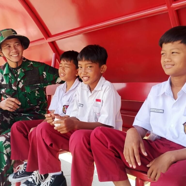 Duduk Bareng Siswa, Satgas TMMD Sampaikan Pesan Belajar di SDN Parangjoro 2