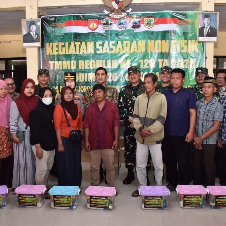 Tim Wasev TMMD ke-129 Hormati Kebutuhan Warga Parangjoro Lewat Penyaluran Sembako