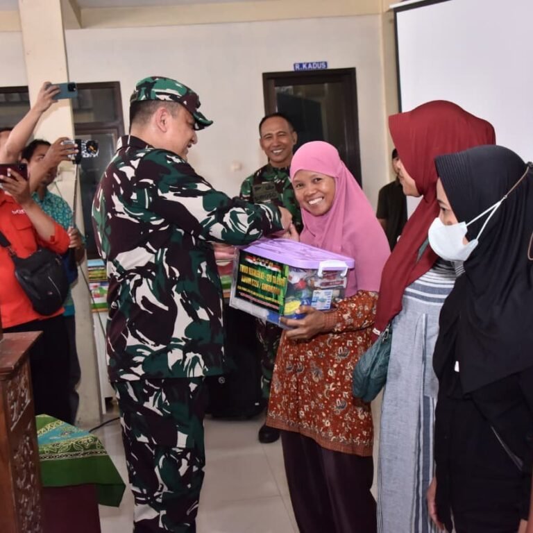 Parangjoro Terima Paket Sembako Dalam Rangka Sasaran Nonfisik TMMD ke-129