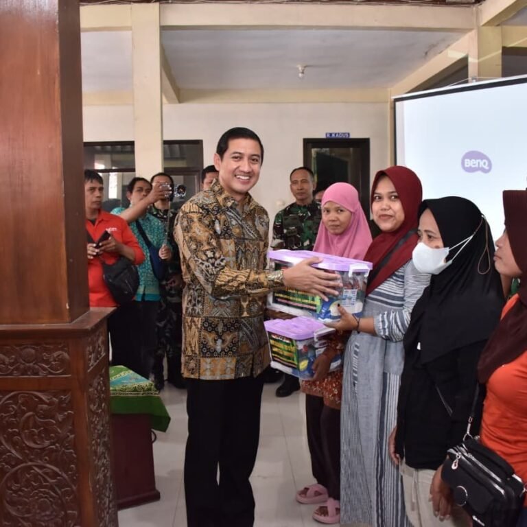 Peninjauan Wasev TMMD di Parangjoro Dimeriahkan Dengan Penyerahan Sembako