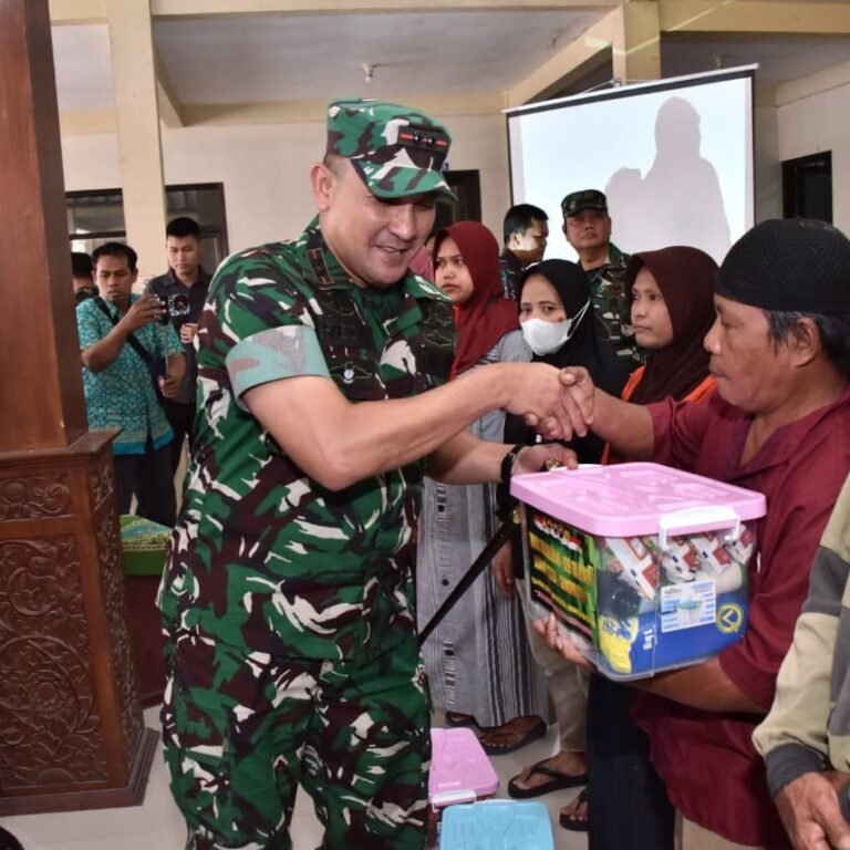 Wasev TMMD ke-129 Bagi Sembako Saat Tinjau Pembangunan di Desa Parangjoro