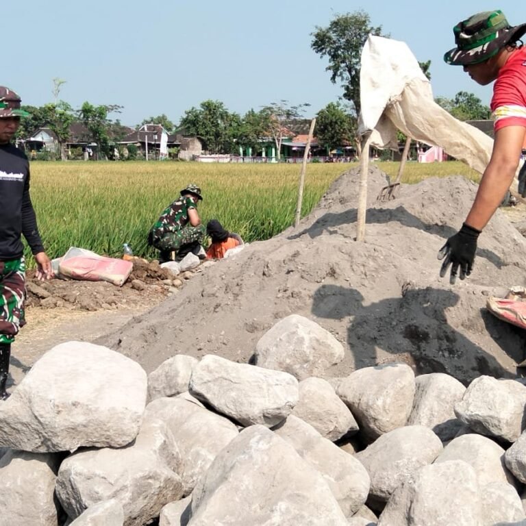 Gotong Royong Warga dan TNI Dorong Percepatan Pembangunan Gorong-Gorong