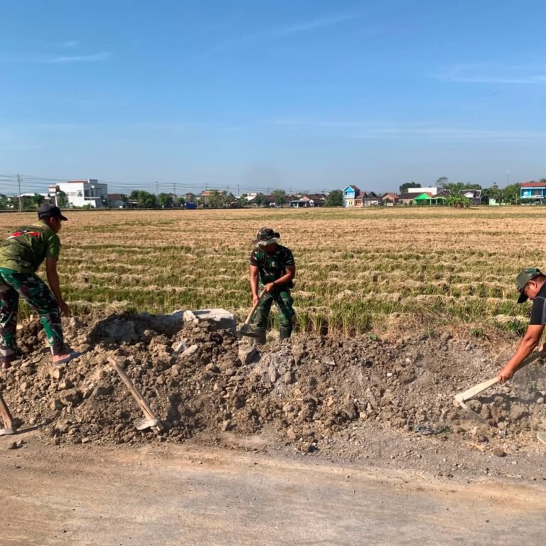 Tanah Bekas Galian Gorong-gorong Jadi Sasaran Perataan Satgas TMMD di Parangjoro