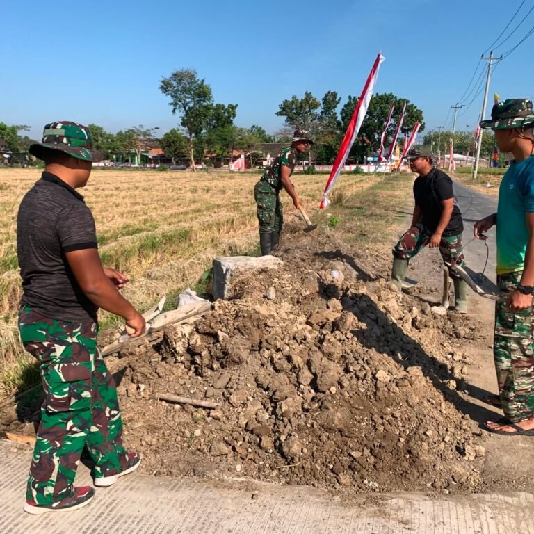 Sisa Tanah Galian Gorong-Gorong Dirapikan, Bahu Jalan Parangjoro Hampir Selesai