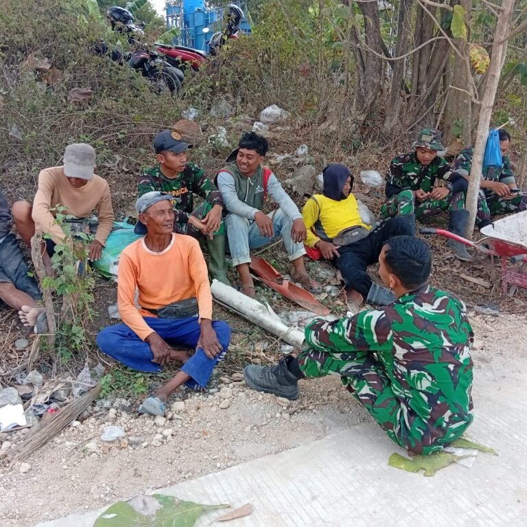 Duduk di Bawah Pohon, Warga Parangjoro Curhat Drainase ke Satgas TMMD
