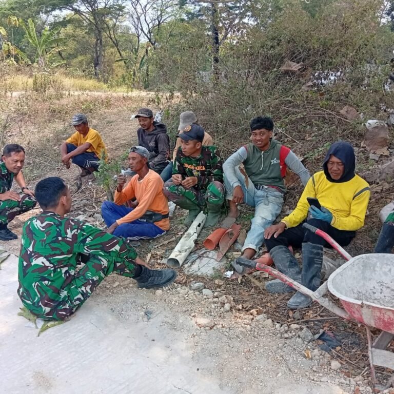 Suasana Santai Jadi Wadah Warga Parangjoro Curhat Saat TMMD Istirahat