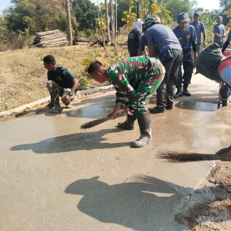 Finishing Jalan TMMD Parangjoro: Air dan Sapu Lidi Jadi Kunci Kebersihan Permukaan