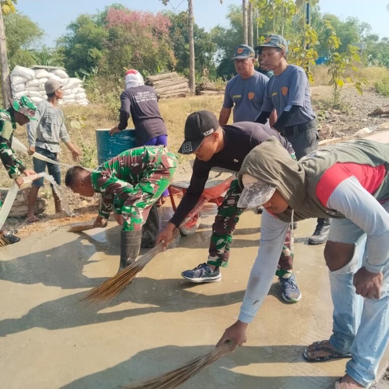 Pembersihan Manual Jadi Penutup Pekerjaan Jalan Parangjoro oleh Satgas TMMD