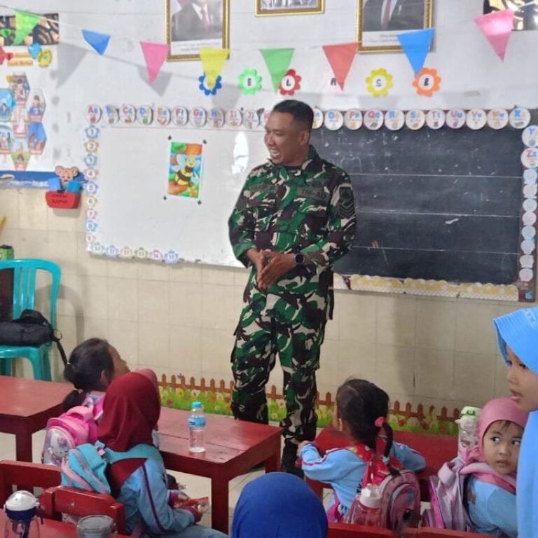 Anggota Satgas TMMD Sapa Anak TK Parangjoro, Ajarkan Cinta Tanah Air Lewat Kebiasaan Sehari-hari
