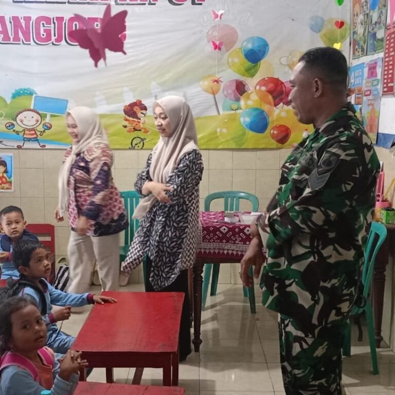 Belajar Disiplin di TK Parangjoro: Satgas TMMD sebagai Teman Anak