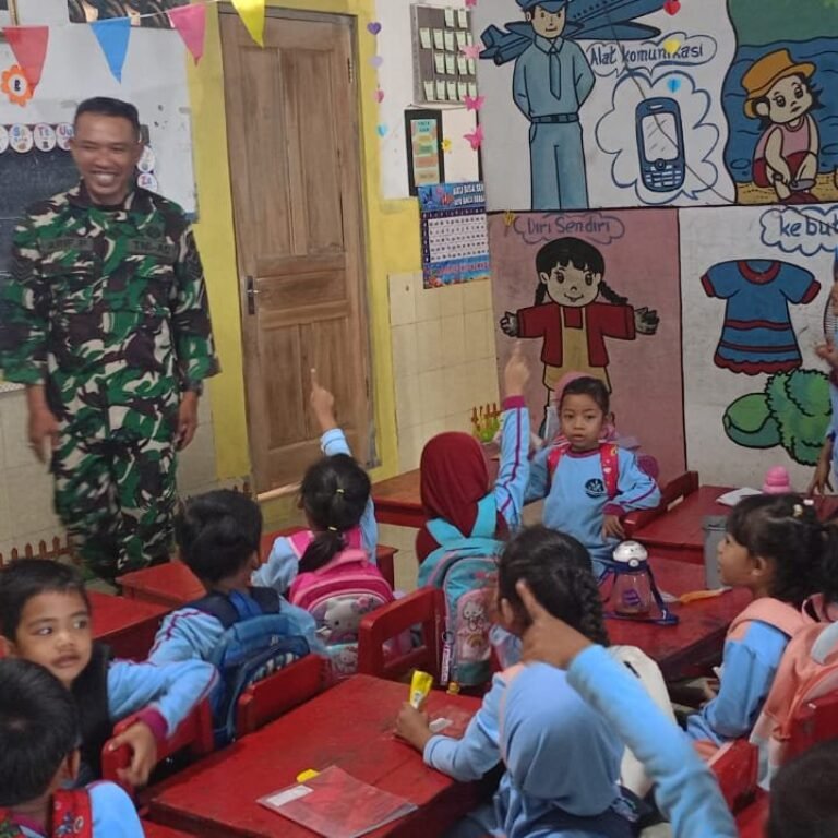 Anggota Satgas TMMD Ajarkan Anak TK Parangjoro Disiplin Lewat Kebiasaan Sehari-hari