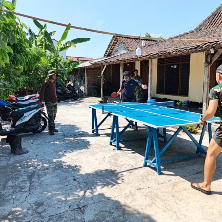 Waktu Senggang di Posko Parangjoro: Satgas TMMD Main Tenis Meja untuk Jaga Kebugaran