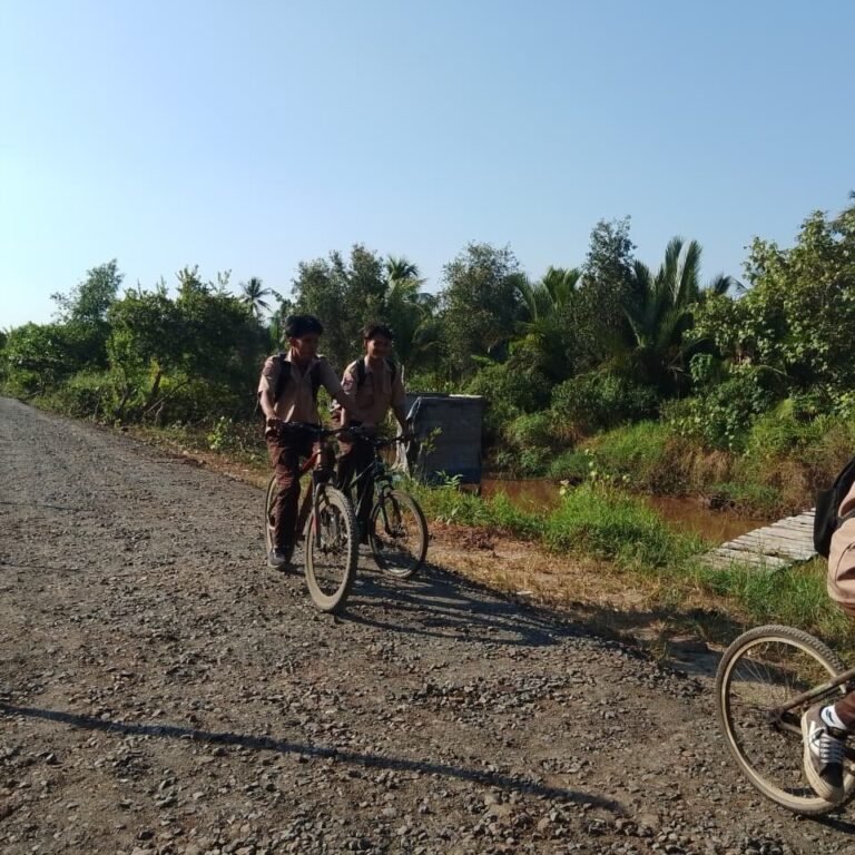 Pengaspalan Sementara di Tamban Bangun Bikin Perjalanan Sekolah Lebih Ringan
