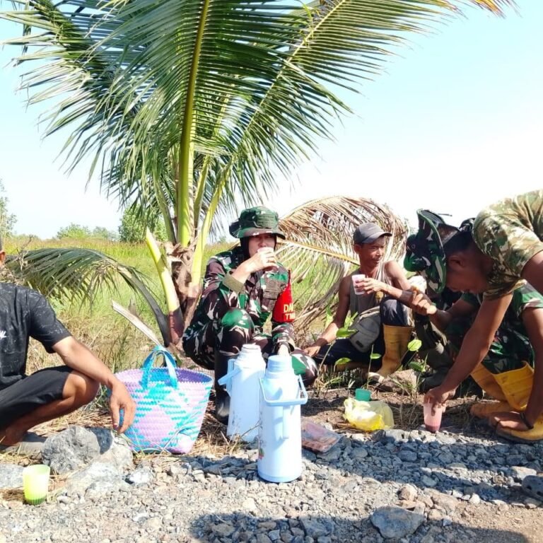 Di Bawah Pohon Kelapa, Dan SSK dan Warga Tamban Bangun Bersantai Usai Kerja